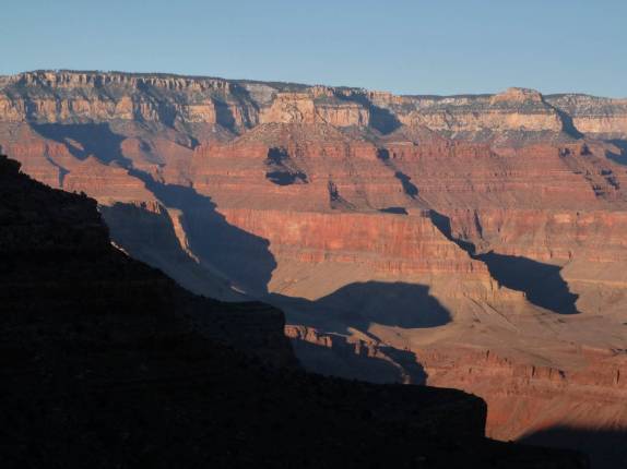 A bela luz do fim de tarde bate nas paisagens grandiosas do Grand Canyon, no Arizona, nos Estados Unidos